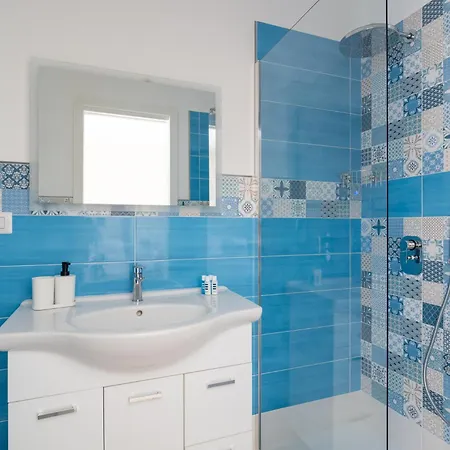 Nonno Angelo - 4 Bedrooms With Free Parking & Seaview Balcony Apartment *