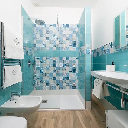 Nonno Angelo - 4 Bedrooms With Free Parking & Seaview Balcony Apartment