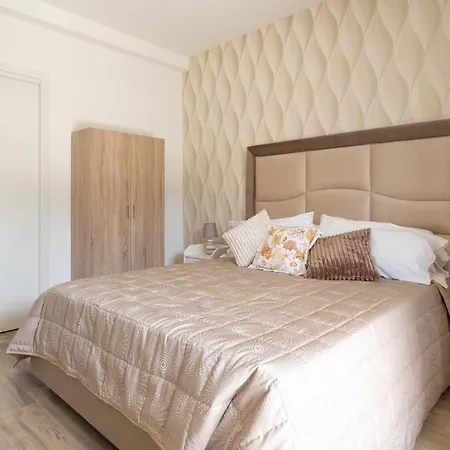 Nonno Angelo - 4 Bedrooms With Free Parking & Seaview Balcony