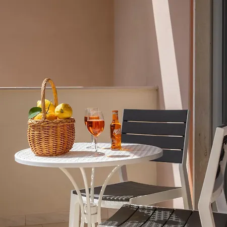 Nonno Angelo - 4 Bedrooms With Free Parking & Seaview Balcony Apartment