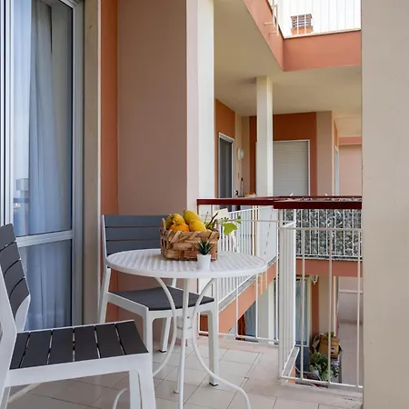 Nonno Angelo - 4 Bedrooms With Free Parking & Seaview Balcony *