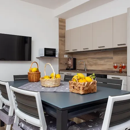 Nonno Angelo - 4 Bedrooms With Free Parking & Seaview Balcony * Sorrent