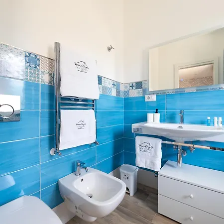 Апартаменти Nonno Angelo - 4 Bedrooms With Free Parking & Seaview Balcony