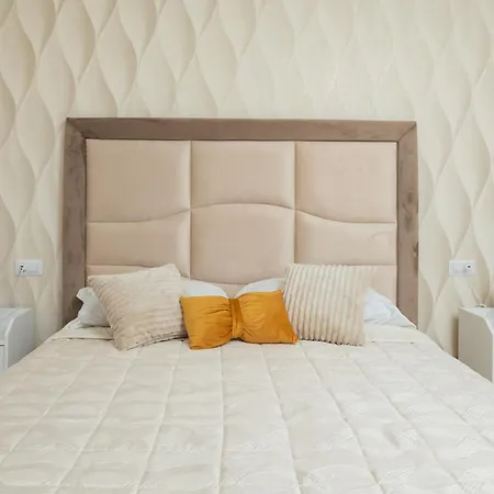 Апартаменти Nonno Angelo - 4 Bedrooms With Free Parking & Seaview Balcony *