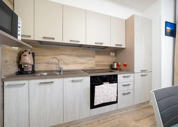 Nonno Angelo - 4 Bedrooms With Free Parking & Seaview Balcony *