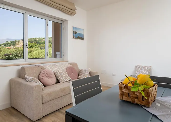 Апартаменти Nonno Angelo - 4 Bedrooms With Free Parking & Seaview Balcony *