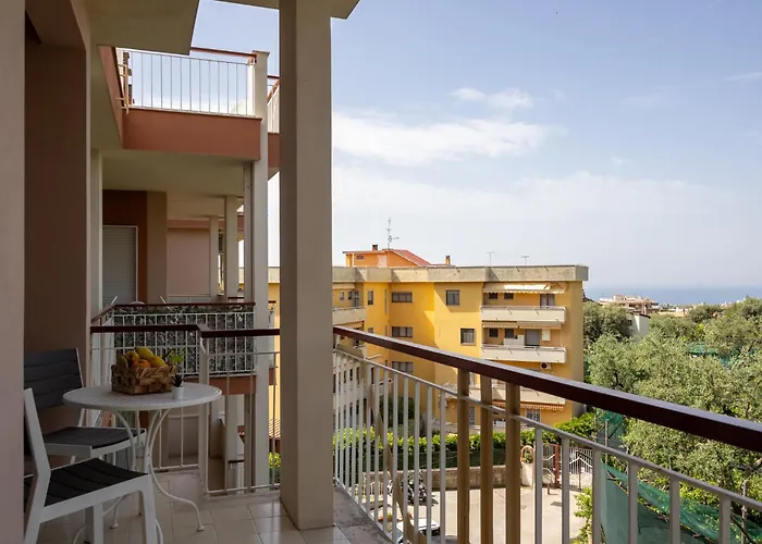 Апартаменти Nonno Angelo - 4 Bedrooms With Free Parking & Seaview Balcony *