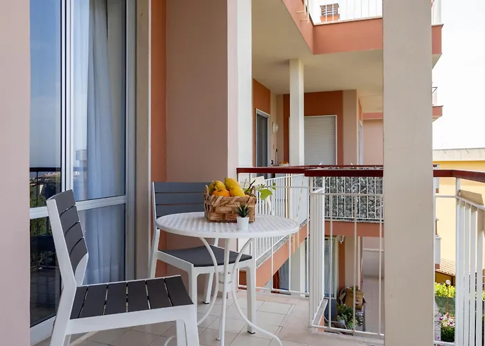 Nonno Angelo - 4 Bedrooms With Free Parking & Seaview Balcony *