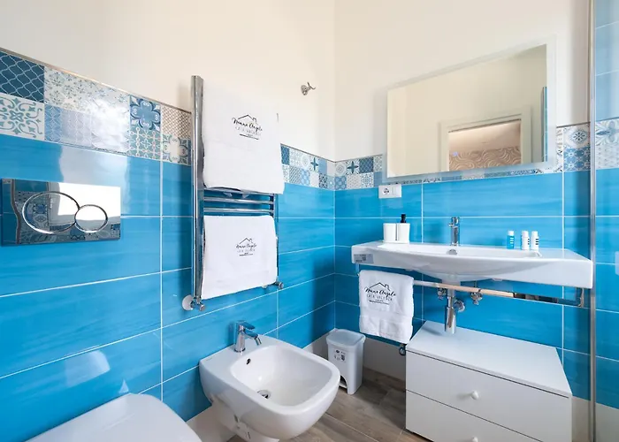 Апартаменти Nonno Angelo - 4 Bedrooms With Free Parking & Seaview Balcony