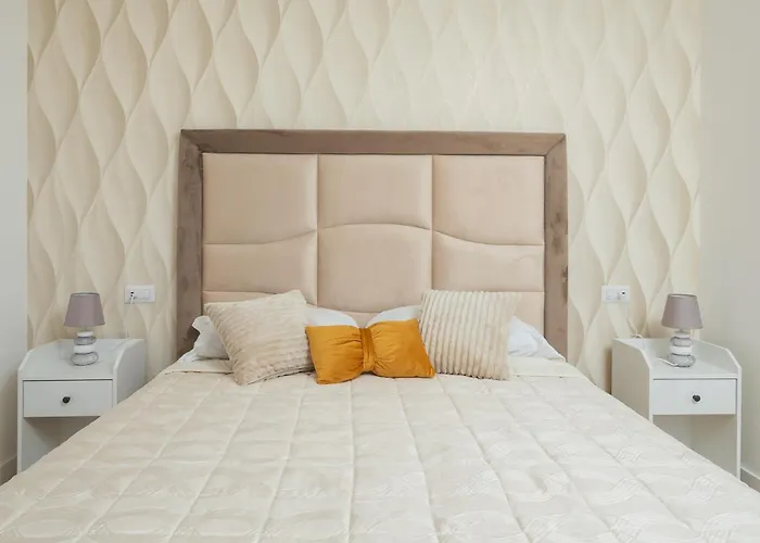 Апартаменти Nonno Angelo - 4 Bedrooms With Free Parking & Seaview Balcony *