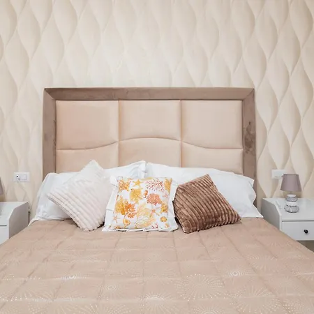 Nonno Angelo - 4 Bedrooms With Free Parking & Seaview Balcony Lejlighed *