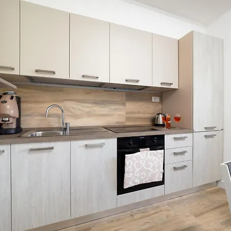 Nonno Angelo - 4 Bedrooms With Free Parking & Seaview Balcony *