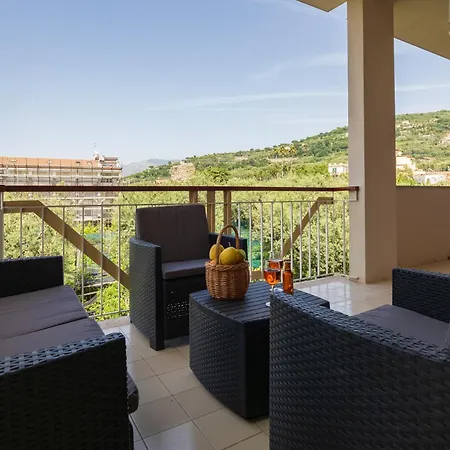Nonno Angelo - 4 Bedrooms With Free Parking & Seaview Balcony Lejlighed