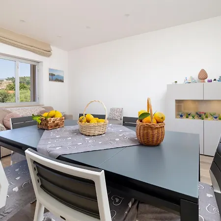 Nonno Angelo - 4 Bedrooms With Free Parking & Seaview Balcony *