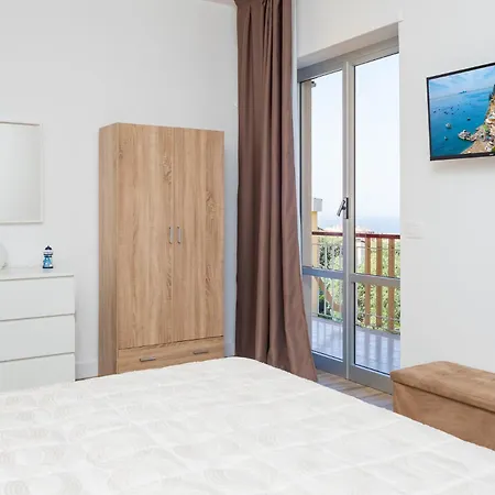 Nonno Angelo - 4 Bedrooms With Free Parking & Seaview Balcony *