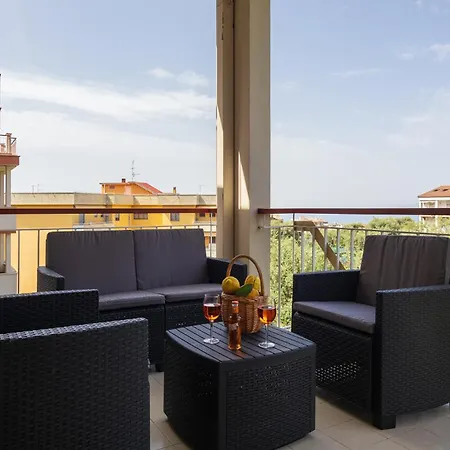 Nonno Angelo - 4 Bedrooms With Free Parking & Seaview Balcony *