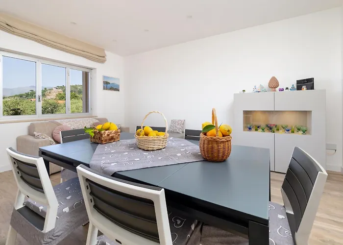 Nonno Angelo - 4 Bedrooms With Free Parking & Seaview Balcony *