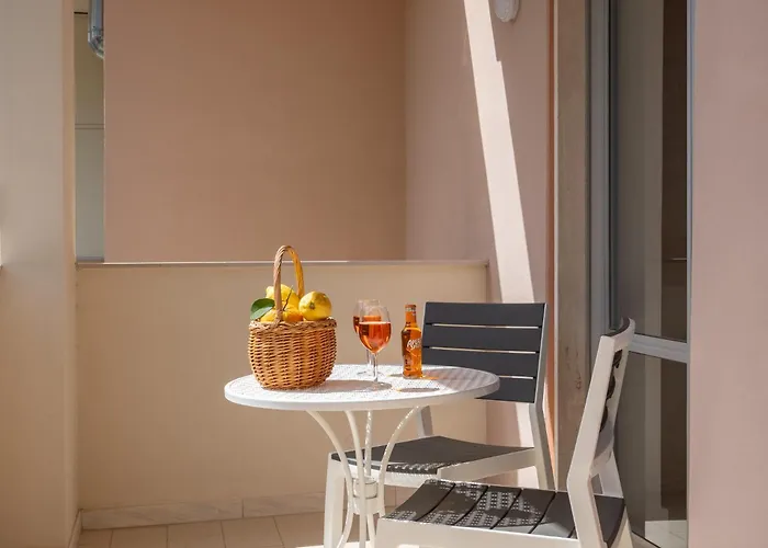 Lägenhet Nonno Angelo - 4 Bedrooms With Free Parking & Seaview Balcony