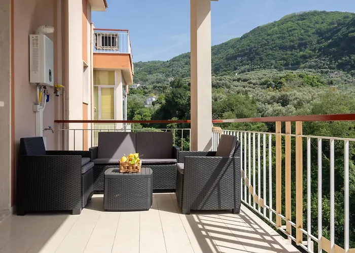 Lägenhet Nonno Angelo - 4 Bedrooms With Free Parking & Seaview Balcony *