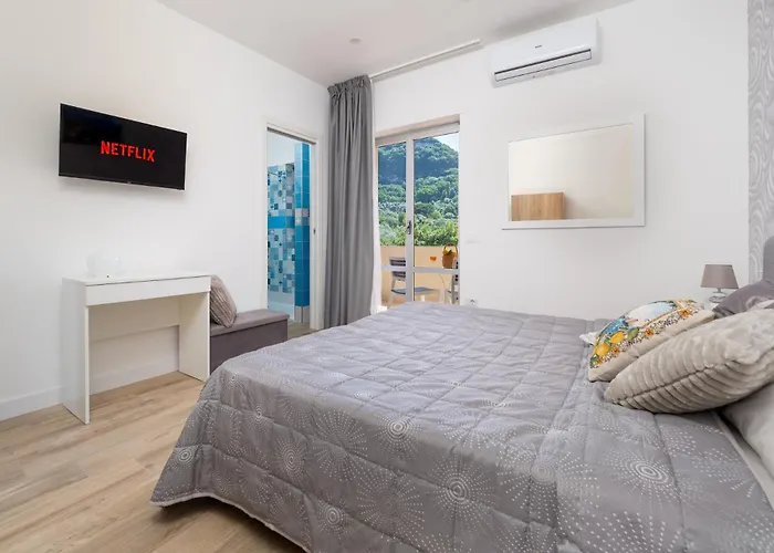 Nonno Angelo - 4 Bedrooms With Free Parking & Seaview Balcony *