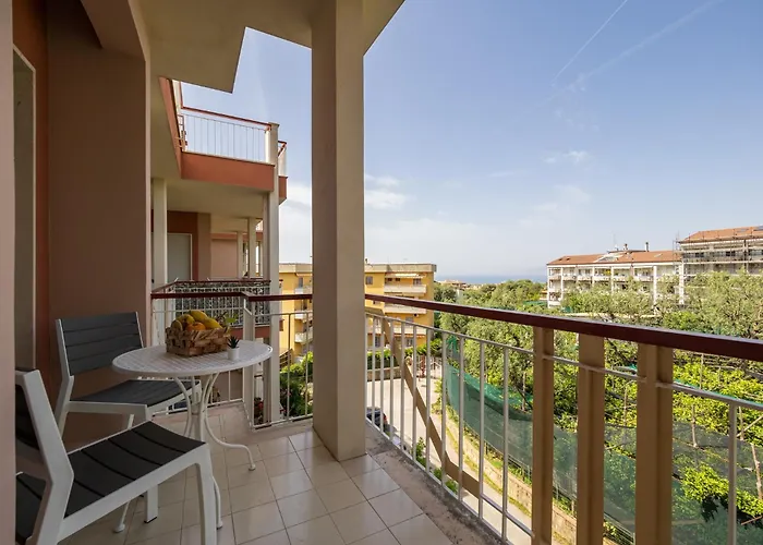 Nonno Angelo - 4 Bedrooms With Free Parking & Seaview Balcony