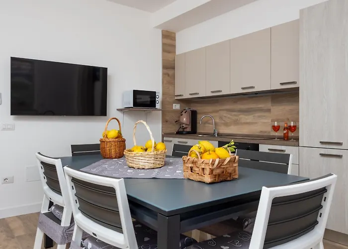 Nonno Angelo - 4 Bedrooms With Free Parking & Seaview Balcony * Sorrento