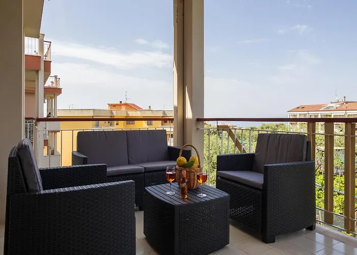 Nonno Angelo - 4 Bedrooms With Free Parking & Seaview Balcony *