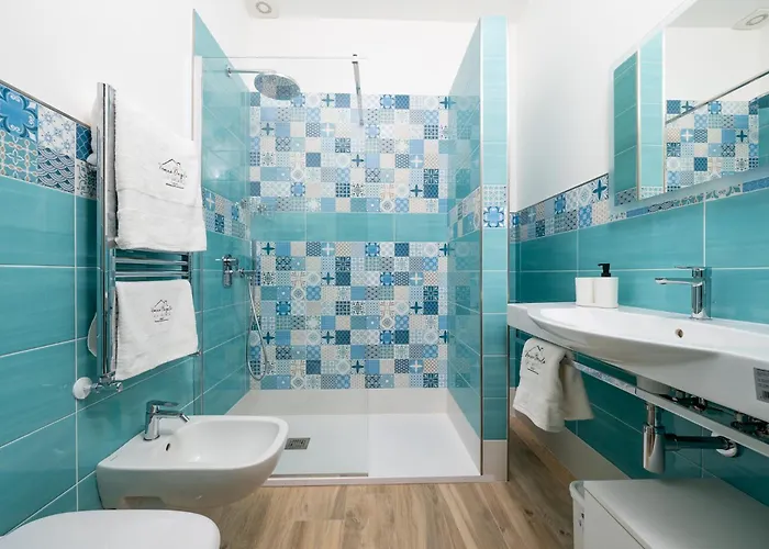 Nonno Angelo - 4 Bedrooms With Free Parking & Seaview Balcony Lägenhet